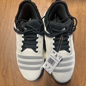BNWT Addidas unisex Trae Unlimitedted basketball shoes. Men size 6, Women size 7